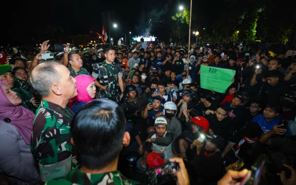 Thumbnail Aksi di Grahadi Malam Ini! Gubernur Khofifah Dengarkan Aspirasi dam Temui Massa