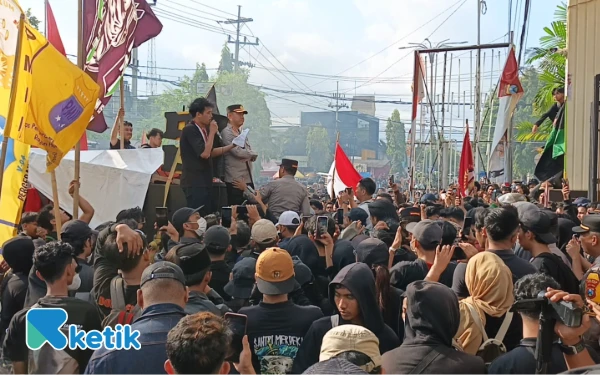 Thumbnail Berita - Dituntut Demonstran untuk Dukung Pencopotan Kapolri, Ini Sikap Kapolres Jember