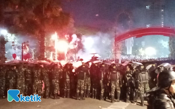 Thumbnail Sisi Barat Gedung Negara Grahadi Surabaya Dibakar, Massa Bersorak hingga Barang Dijarah