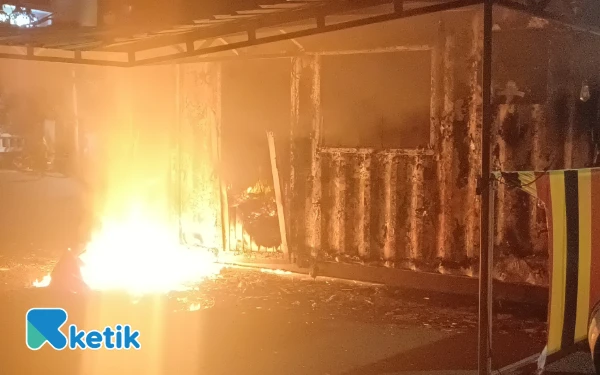 Thumbnail SURABAYA MENCEKAM!  Massa Kembali Rusak dan Bakar Pos Polisi Pinggir Jalan