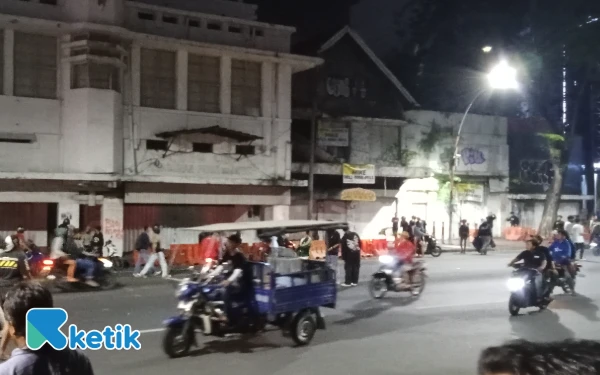 Thumbnail Grahadi Terbakar! Polisi Tembakkan Gas Air Mata Bubarkan Massa Tak Terkendali