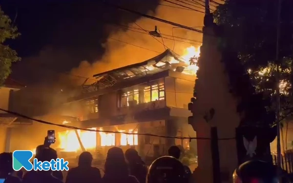 Thumbnail Gedung DPRD Kota Kediri Ludes Dibakar Massa, Kobaran Api Membumbung Tinggi
