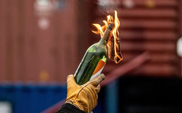 Thumbnail Sejarah Bom Molotov, Senjata Murah yang Jadi Simbol Perlawanan