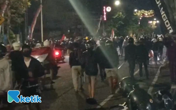 Thumbnail Berita - Malam Mencekam di Blitar: Ribuan Perusuh Mengepung Mapolres, Polisi Bertahan di Bawah Hujan Batu dan Molotov