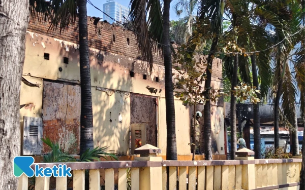 Thumbnail Kondisi Terkini Polsek Tegalsari dan Bangunan Sisi Barat Grahadi Usai Terbakar