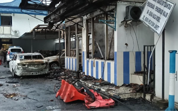 Thumbnail Aksi Anarkis Pecah di Palembang, Gedung DPRD Sumsel dan Pos Polisi Dirusak