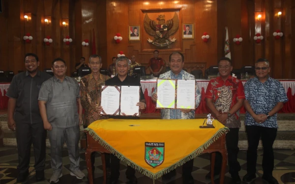 Thumbnail Berita - Rapat Paripurna DPRD, Bupati Asahan Tandatangani Nota Kesepakatan APBD 2025