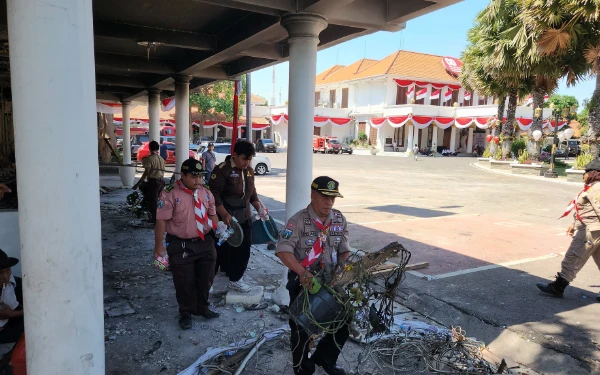 Thumbnail Pramuka Jadi Pahlawan, Bersihkan Grahadi Pasca Demonstrasi