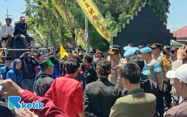 Thumbnail Mahasiswa Geruduk Mapolres Sampang, Desak Usut Tuntas Kematian Affan Kurniawan