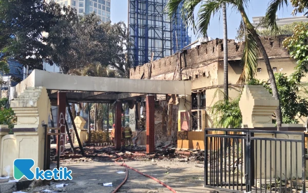 Thumbnail Detik-Detik Polsek Tegalsari Surabaya Ludes Dibakar Massa, Kapolsek: Anggota dan Tahanan Selamat