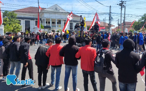 Thumbnail Aksi Solidaritas Mahasiswa Sampang Ricuh hingga Blokade Jalan Nasional dan Bakar Ban Bekas