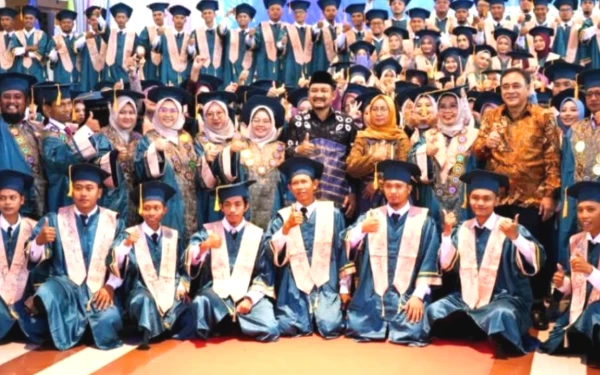 Thumbnail Berita - Wisuda INSIP Pemalang, Bupati Anom Ajak 246 Lulusan Tak Lelah Menggapai Kesuksesan