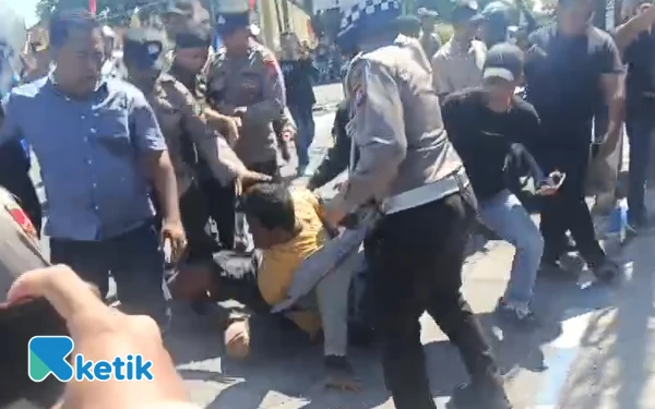 Thumbnail Aksi Solidaritas Mahasiswa di Sampang Ricuh, Polisi Amankan Terduga Provokator