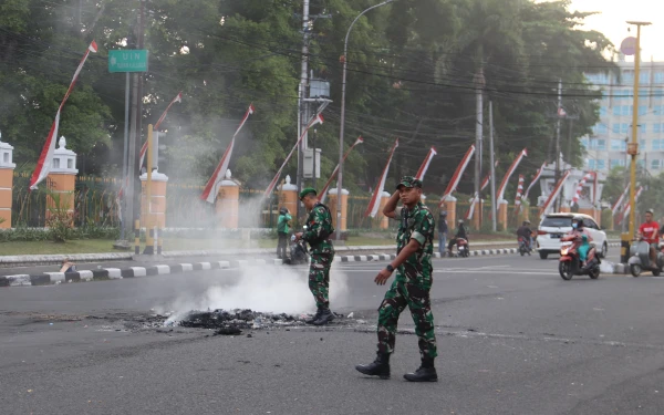Thumbnail Prajurit Kodim Sleman Gotong Royong Bersihkan Sisa Unjuk Rasa