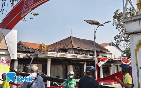 Thumbnail Polrestabes Surabaya Buru Oknum Perusuh Pembakar Gedung Negara Grahadi