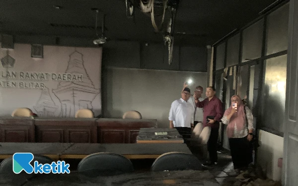 Thumbnail Gedung DPRD Kabupaten Blitar Hangus Diserang Ratusan Massa