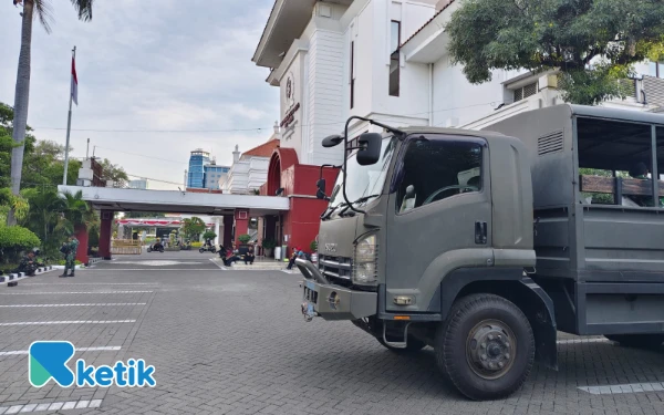 Thumbnail DPRD Surabaya Terapkan WFA, Pengamanan Gedung Yos Sudarso Tetap Ketat