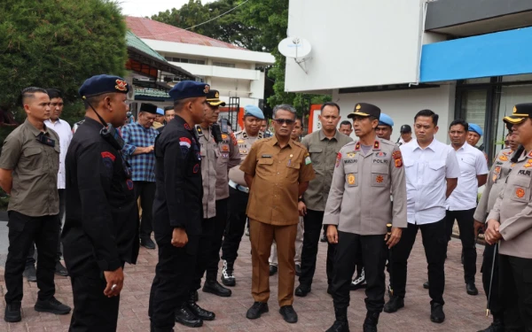 Thumbnail Berita - Kapolda Aceh Datangi Unjuk Rasa di Gedung DPRA, Semangati Personel hingga Makan Bersama