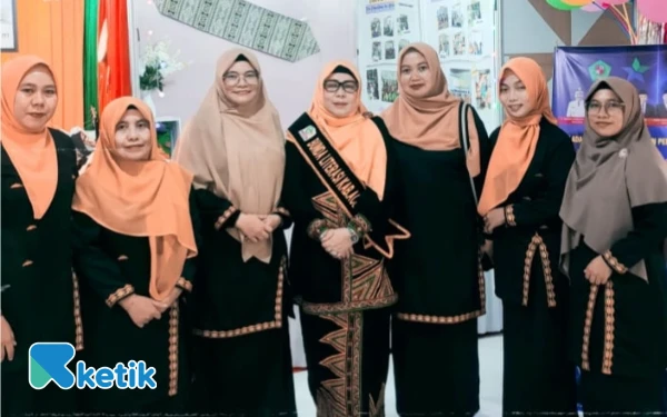 Thumbnail Berita - Festival Literasi Aceh 2025: Bunda Literasi Aceh Singkil Kunjungi Stand Dispusip