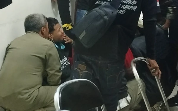 Thumbnail Aksi Pelemparan Molotov di DPRD Kota Malang Digagalkan, 2 Pelaku Kabur 1 Ditangkap