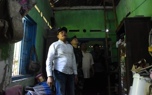 Thumbnail Berita - Bupati Sidoarjo Subandi Bantu Bangun Rumah Janda di Tarik