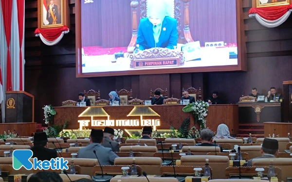 Thumbnail Penjagaan DPRD Jatim Diperketat, Agenda Paripurna Berganti Doa Bersama dan Ucapan Belasungkawa