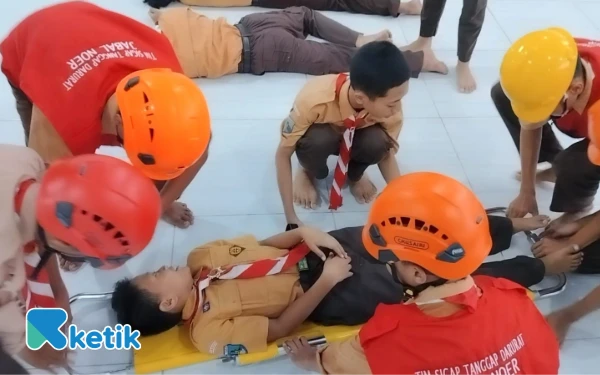 Thumbnail Berita - Ajarkan Santri Tanggap Bencana, Ini yang Dilakukan Fakultas Vokasi K3 Unair