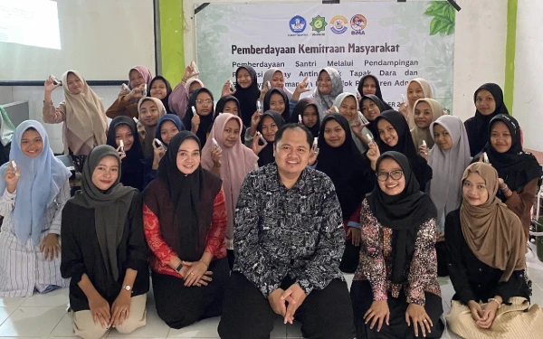 Thumbnail Berita - Tim Pengabdian Prodi Farmasi UNUGIRI Ajarkan Pembuatan Spray Antinyamuk Tapak Dara