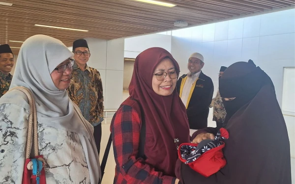 Thumbnail Jemaah Haji Lumajang Melahirkan di Tanah Suci Tiba di Surabaya Bersama Sang Bayi