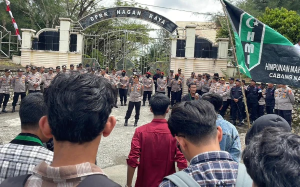 Thumbnail Berita - Gempar! 25 Mahasiswa Serbu Gedung DPRK Nagan Raya, Tuntut Copot Kapolri