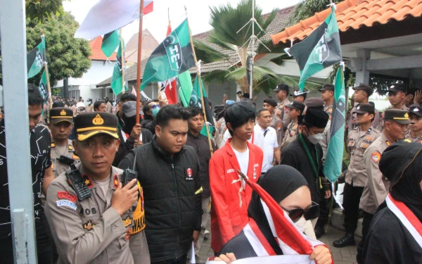 Thumbnail Berita - Mahasiswa Tuntut Dewan Evaluasi Inspektorat Tuban Soal Pengadaan Mobdin Senilai Rp2,2 milyar