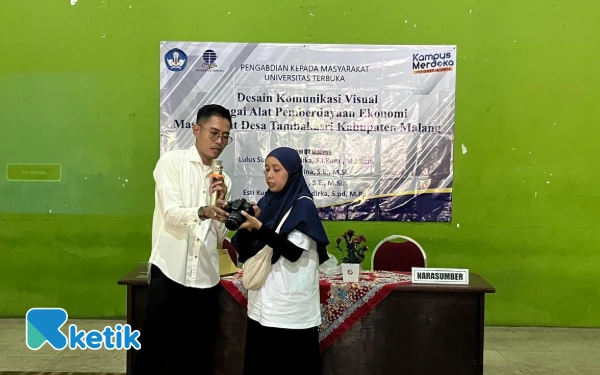 Thumbnail Dosen UT Malang Hibahkan Peralatan Fotografi ke Desa Tambakasri, Dongkrak Promosi Produk UMKM