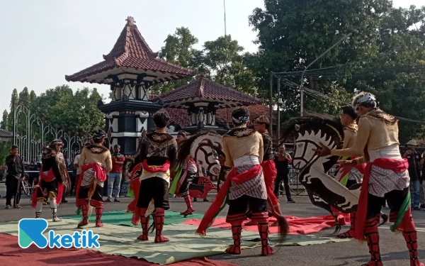 Thumbnail Berita - Bentuk Protes Kepada Pemda, Forum Lindu Aji Garis Lurus Pemalang Tampilkan Seni dan Budaya