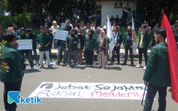 Thumbnail Berita - Mahasiswa UIN Gus Dur Gelar Aksi di DPRD Pekalongan, Ini 18 Tuntutannya