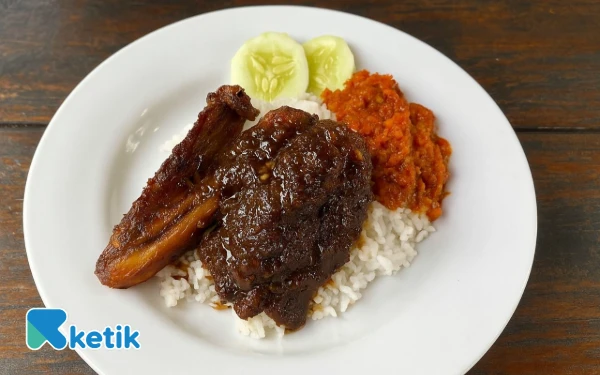 Thumbnail Sudah Pernah Makan Bebek Bumbu Hitam Dicampur Nasi Uduk? Yuk ke Ketintang Surabaya