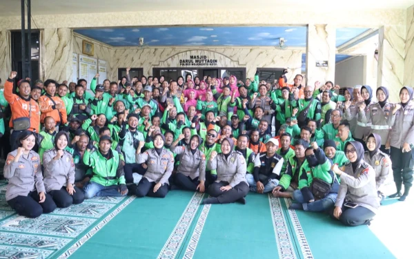 Thumbnail Berita - HUT Polwan, Polres Mojokerto Kota Ajak Ojol Doa Bersama dan Potong Tumpeng