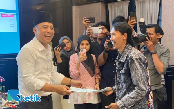 Thumbnail Eri Cahyadi Salurkan Bantuan untuk UMKM Korban Kerusuhan dan Pembakaran Polsek Tegalsari