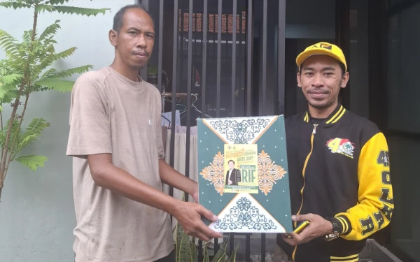 Thumbnail Politik Sebagai Jalan Pengabdian, Arif Fathoni Tebar Sembako di Tiga Kecamatan Surabaya