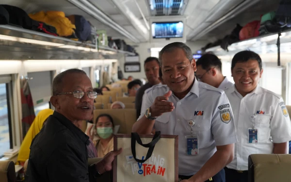 Thumbnail Berita - Peringati Hari Pelanggan Nasional, PT KAI Daop 7 Madiun Bagikan Souvenir