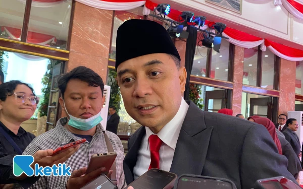 Thumbnail Hantam Budaya Flexing, Eri Cahyadi: APBD Surabaya Hanya untuk Rakyat Miskin, Bukan Liburan ke Luar Negeri!