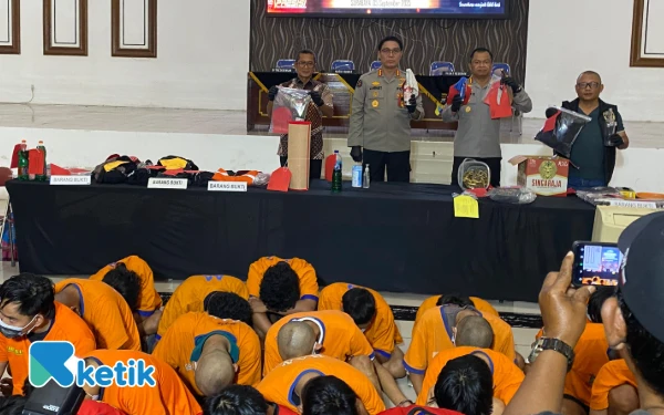 Thumbnail Polda Jatim Tetapkan 9 Tersangka Pembakaran Gedung Grahadi, 8 Pelaku di Bawah Umur