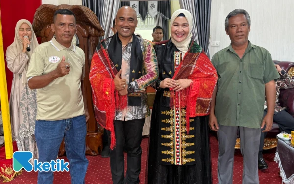 Thumbnail Berita - Pisah Sambut Dandim, SWI Aceh Singkil Kenakan Ulos Batak kepada Letkol Inf Moh Mulyono