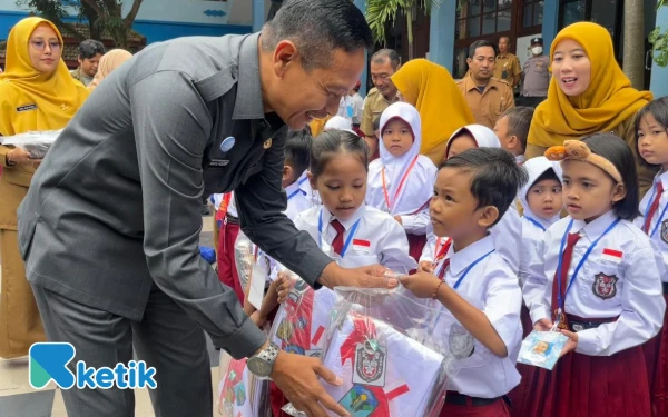 Thumbnail Wali Kota Malang Pastikan Seragam Gratis Siswa Baru SD-SMP Tuntas Tersalurkan 100 Persen