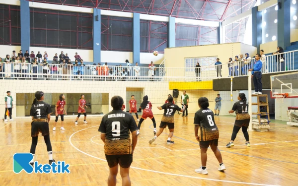 Thumbnail Belasan Tim Ramaikan Turnamen Bola Voli Putri SMP di Kota Batu