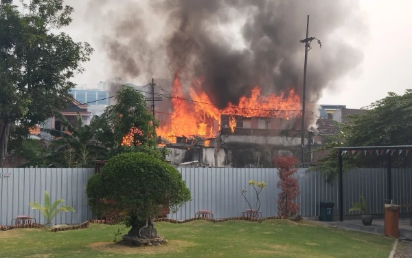Thumbnail Dua Rumah di Surabaya Terbakar diduga Korsleting, 1 Tewas Usai Lompat dari Lantai 2