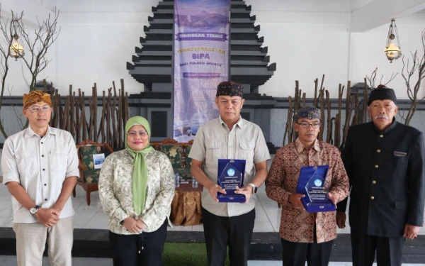 Bromo Jadi Panggung Diplomasi Bahasa, Balai Bahasa Jatim Luncurkan Buku Saku BIPA untuk Pelaku Wisata