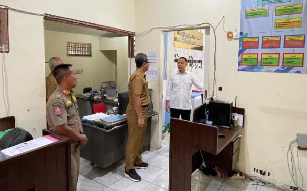 Thumbnail Wali Kota Surabaya Eri Cahyadi Gerebek Kelurahan Kebraon, Peringatkan Keras Oknum Pungli