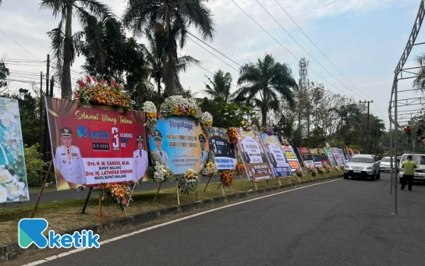 Thumbnail Bertaburan Kiriman Karangan Bunga H-1 HUT Ke-3 Ketik.com