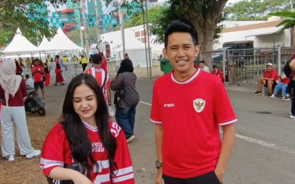 Thumbnail Totalitas! Pasutri asal Kalimantan Ini Rela Tempuh Perjalanan Jauh Demi Dukung Timnas Indonesia