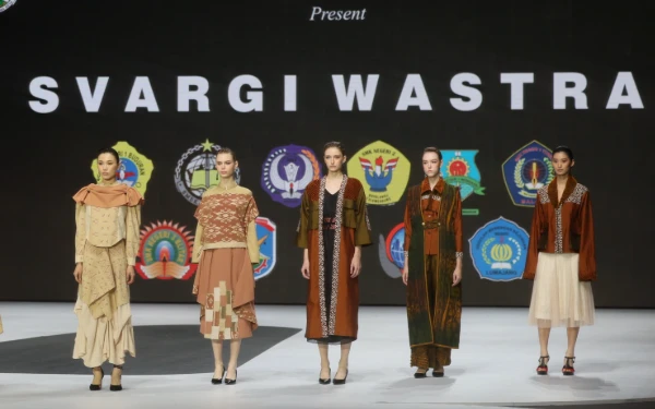 Thumbnail Gubernur Khofifah Apresiasi Murid SMK Jatim Tembus Panggung Fashion Dunia